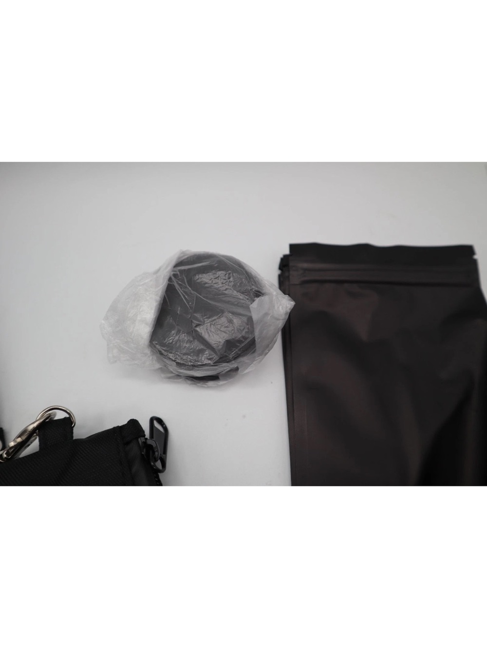 Brand new🎉 Enjoy Native Smell Proof Travel Bag with Lock - Black - Picture 9 of 13
